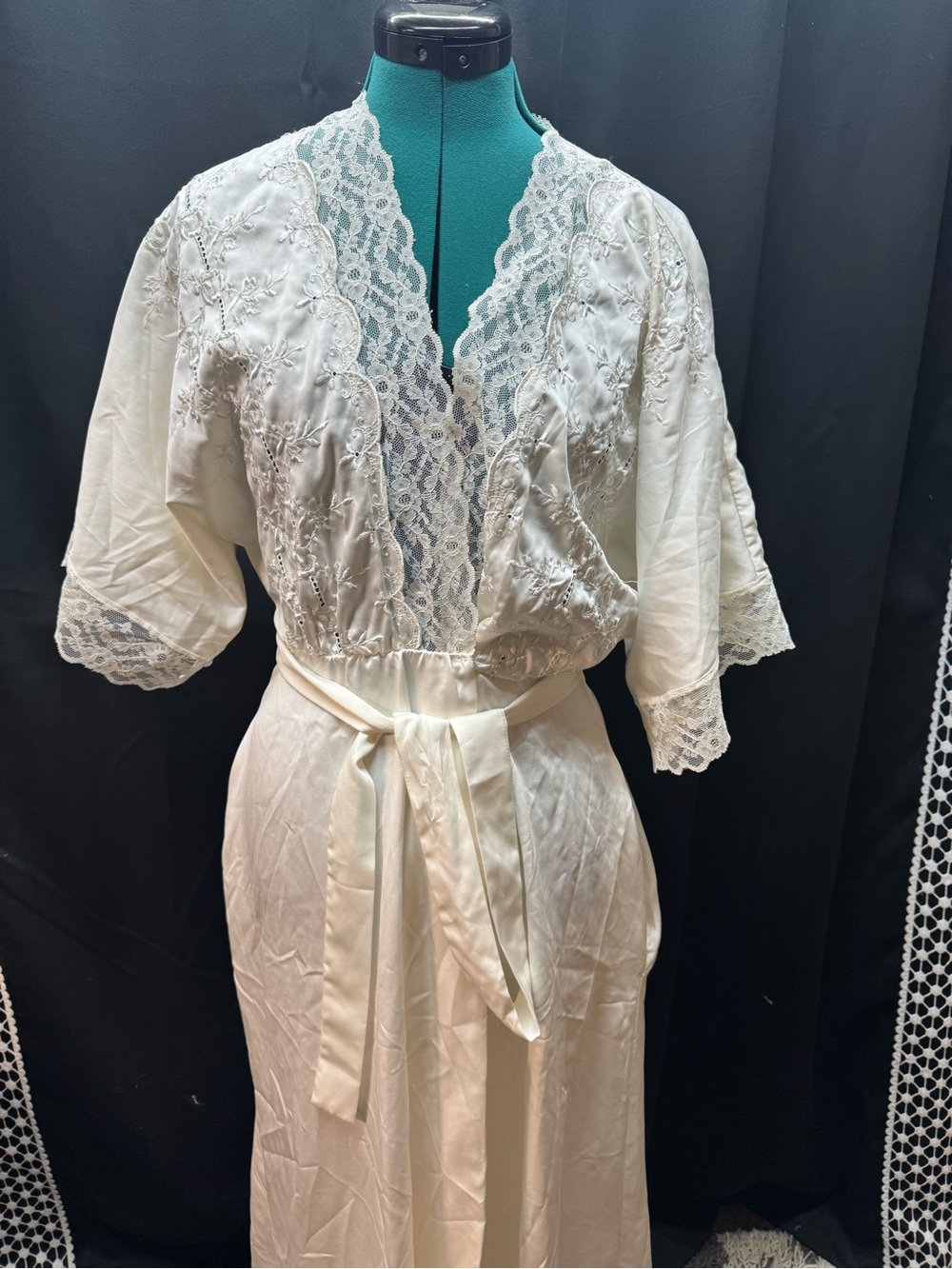 Vintage Cream Lace-Trimmed Satin Robe with Waist Tie